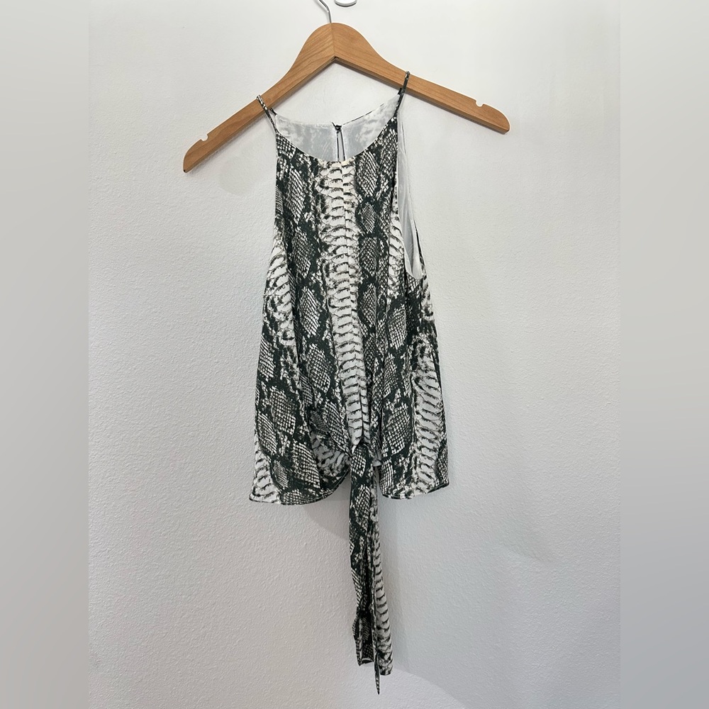 Light weight tank top with bottom tie